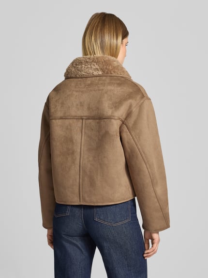Frauenmodel trägt Webpelzjacke mit Oversize-Kragen Modell 'Hafira' von OPUS, unifarben, Kunstleder, Umlegekragen, Ganzkörperansicht Rückansicht