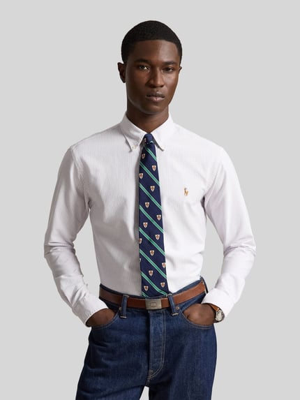 Mannenmodel draagt Custom Fit vrijetijdsoverhemd uit puur katoen van Polo Ralph Lauren, wit met fijne strepen, voorkant, halftotaal.