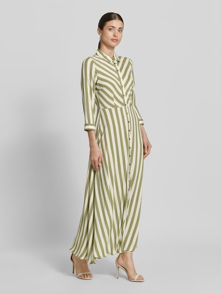 Frauenmodel trägt Hemdblusenkleid aus Reine Viskose mit Knopfleiste Modell 'SAVANNA' von YAS, A-Linie, Maxikleid, Allover-Look, Ganzkörperansicht von vorne.