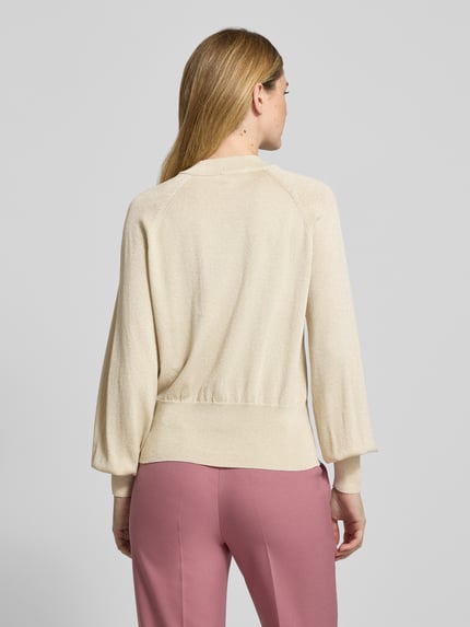 Frauenmodel trägt Strickpullover aus Viskose-Mix Modell 'MOBBE' von B.Young in Beige, Stehkragen, Regular Fit, Ganzkörperansicht Rückansicht.