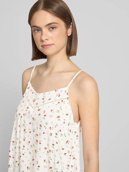 Frauenmodel trägt Regular Fit Blusentop aus reiner Viskose Modell 'NALA LIFE' von Only, Optik: Allover-Muster, V-Ausschnitt, verstellbare Spaghettiträger, cremefarbener Stoff mit kleinem floralen Muster, Material: reine Viskose, Nahaufnahme Oberkörper.