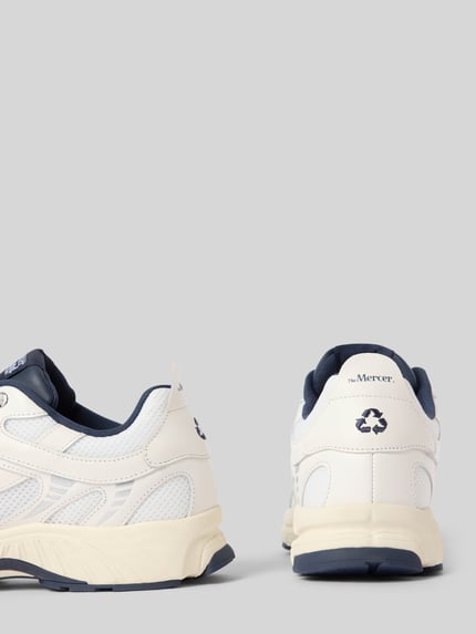 Produktfoto, Sneaker aus Leder-Mix Modell 'Re-Run Classics' von The Mercer, biel i granat, zaokrąglony kształt, widoczne logo, teksturowana podeszwa, sznurowadła, wysokość obcasa 4 cm, wysokość cholewki 8 cm, szerokość w rozmiarze 44: 9 cm