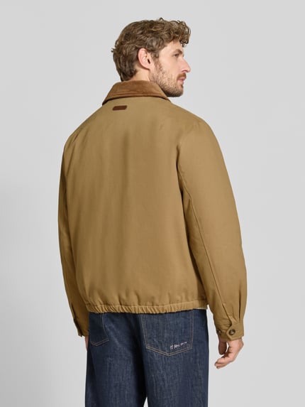Männermodel trägt Regular fit bomberjack van katoen model 'HARRINGTON' van GANT, heren bomberjack / blouson, rugaanzicht.