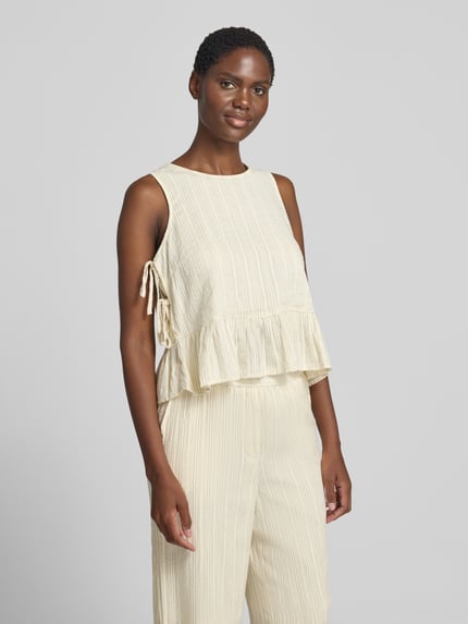 Frauenmodel trägt Blusentop mit seitlicher Schnürung von Jake*s Studio Woman in Creme mit Struktur, Regular Fit, Rundhalsausschnitt, Ganzkörperansicht von vorne.