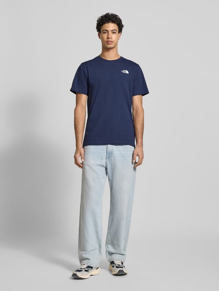 Männermodel trägt Regular Fit T-Shirt aus Baumwoll-Mix Modell 'EVOLUTION' von The North Face in Dunkelblau, Ganzkörperansicht von vorne, Herren T-Shirt mit Rundhalsausschnitt, Label-Detail, Rückenlänge bei Größe M 70 cm.