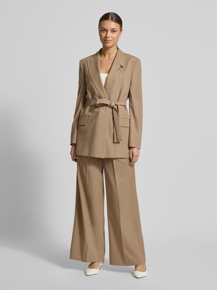 Frauenmodel trägt Weite Hose mit Viskose-Anteil Modell 'HAWELSA' von HUGO in Beige, Wide Leg, High Waist, Webware, Ganzkörperansicht von vorne.
