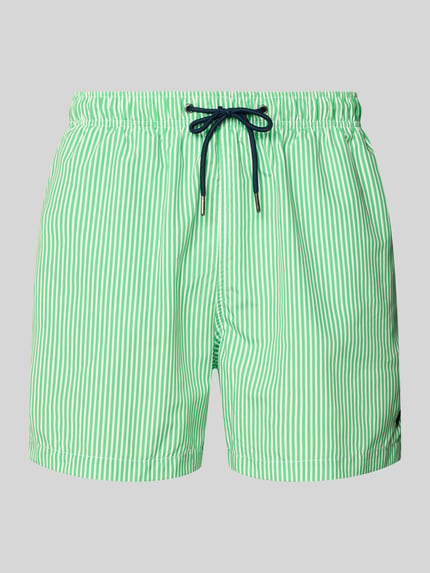 Produktfoto, Badehose mit Gesäßtasche und Label-Patch von MCNEAL in Grün-Weiß mit Streifenmuster, Loose-Fit, Elastischer Bund mit Kordelzug