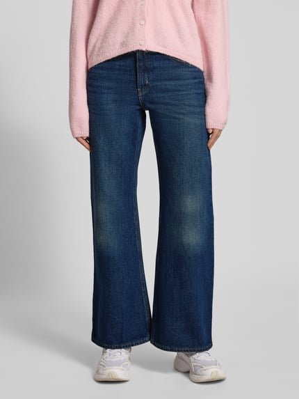Vrouwenmodel draagt Wide Leg Jeans met 5-Pocket-Design model 'MIDDY' van Levi's®, blauwe denim, rechte vorm, voorkant, detailopname.