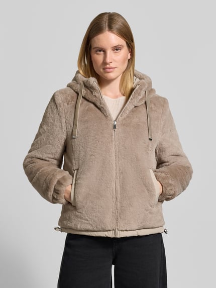 Frauenmodel trägt Teddyjacke mit wendbareem Design von TOM TAILOR in Beige, einfarbig, strukturierte Fleece-Oberfläche, Kapuze, Reißverschluss, seitliche Eingrifftaschen, elastische Abschlüsse, Regular Fit, Cropped-Länge, Ganzkörperansicht von vorne.