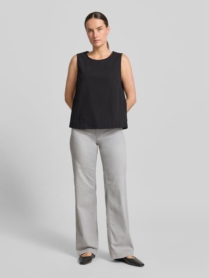 Vrouwenmodel draagt Wide Fit Jeans met steekzakken van MAC in lichtgrijs katoenmix met modal, knoop- en ritssluiting, bandwijdte 40 cm, binnenbeenlengte 82 cm, full body vooraanzicht.