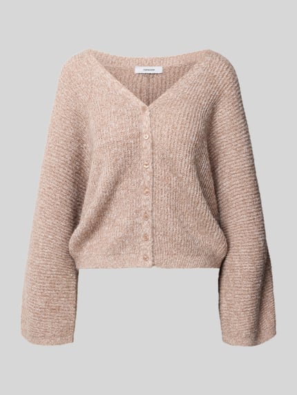 Produktfoto, Strickjacke mit V-Ausschnitt Modell 'RENE' von Topshop, relaxed fit, strukturiertes Muster, beżowy kolor, widoczna listwa guzikowa, długość tyłu 60 cm, długość rękawa 78 cm, damska, miękka tekstura