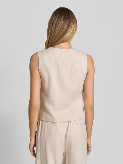 Frauenmodel trägt Weste aus Viskose-Leinen-Mix mit V-Ausschnitt Modell 'DAZIA' von B.Young in Beige, strukturierte Oberfläche, Ganzkörperansicht Rückansicht.
