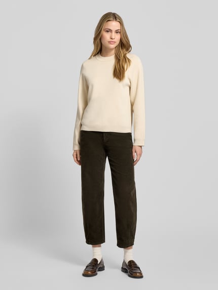 Frauenmodel trägt Barrel Fit Cordhose in verkürzter Passform Modell 'ELIN' von Cambio aus braunem Baumwoll-Elasthan-Mix, Ganzkörperansicht von vorne.