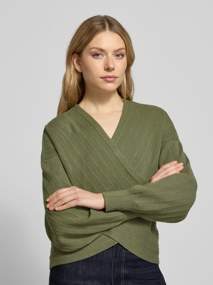 Vrouwenmodel draagt Strickpullover in Wickel-Optik Modell 'Zine Rachelle' van MSCH Copenhagen, groen, V-hals, relaxed fit, viscosemix, vooraanzicht bovenlichaam.