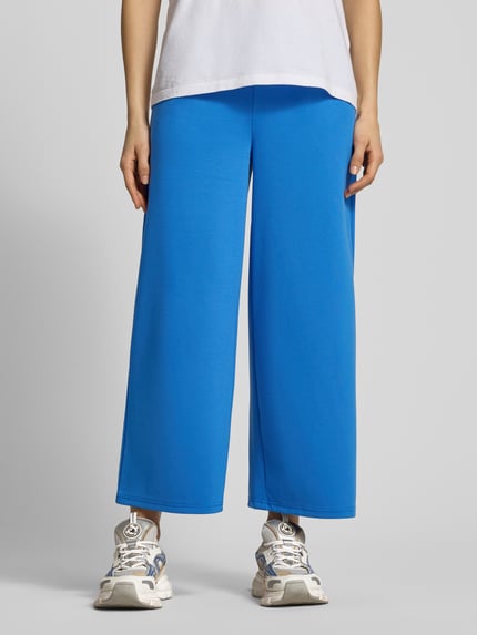 Vrouwenmodel draagt Wide Fit Hose met elastische tailleband Modell 'Kate' van ICHI, blauw, viscosemix, rechte pijpen, close-up vooraan.