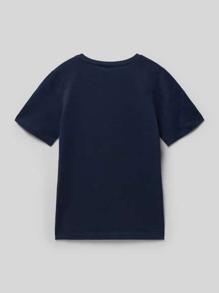 Junge trägt Regular Fit T-Shirt aus reiner Baumwolle von s.Oliver RED LABEL, Optik: Unifarben, Materialverarbeitung: Jersey, Ganzkörperansicht Rückansicht.