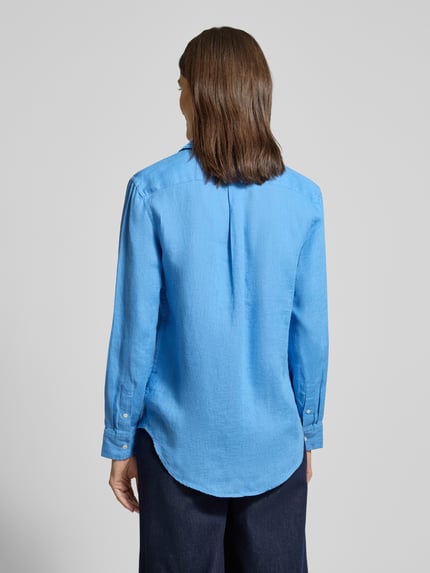 Vrouwenmodel draagt Overhemdblouse met knoopsluiting van Polo Ralph Lauren, zuiver linnen, los model, overhemdkraag, labelstitching, ruglengte maat S 70 cm, mouwlengte 58 cm, blauw, Ganzkörperansicht Rückansicht.