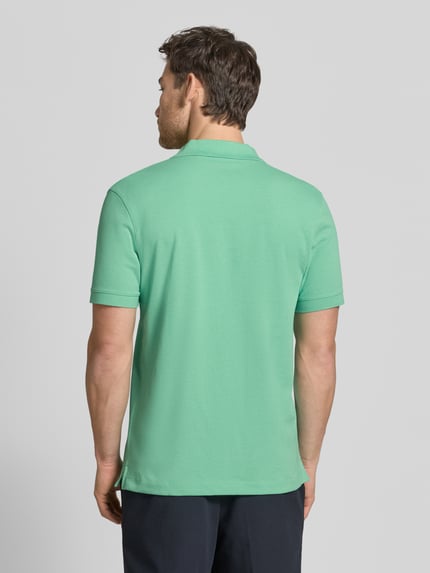 Männermodel trägt Regular Fit Poloshirt aus reiner Baumwolle Modell 'PALLAS' von BOSS, Optik: Unifarben, Ganzkörperansicht Rückansicht.