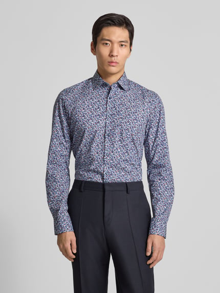 Männermodel trägt Slim Fit Businesshemd aus Baumwolle mit Kentkragen von OLYMP Level Five, Knopfleiste, bunte Muster, Ganzkörperansicht von vorne. Rückenlänge 82 cm, Schulterbreite 46 cm, Ärmellänge 70 cm, Größe 40.