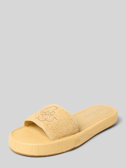 Produktfoto, Sandalette mit Label-Stitching von Guess, beżowy kolor, fakturowany wzór, zaokrąglony czubek, zakładana przez głowę, wyhaftowane logo, wysokość obcasa 3 cm w rozmiarze 39/40, szerokość cholewki 7 cm