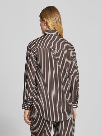 Frauenmodel trägt Regular Fit Bluse aus reiner Baumwolle Modell 'MAVIE' von VILLA SOPHIE, braun mit weißem Allover-Streifenmuster, Ganzkörperansicht Rückansicht.