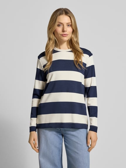 Frauenmodel trägt Sweatshirt mit geripptem Rundhalsausschnitt Modell 'BARNI' von Soyaconcept, dunkelblau-weiß gestreift, Ganzkörperansicht von vorne.