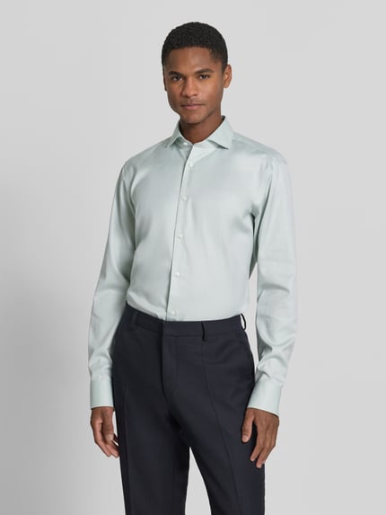Männermodel trägt Regular Fit Businesshemd aus reiner Baumwolle Modell 'JOE' von BOSS, Optik: Unifarben, Ganzkörperansicht von vorne.