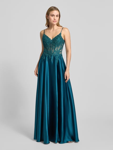 Vrouwenmodel draagt avondkleid aus satin mit spitzenbesatz van Luxuar, A-lijn, maxilang, spaghetti bandjes, semitransparant, satijnen stof, diegroen met kantdetails, voorsplit, maat 36 ruglengte 134 cm, borstwijdte 38 cm, volledige lichaamsweergave van voren.