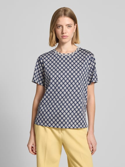 Frauenmodel trägt Regular Fit T-Shirt aus reiner Baumwolle Modell 'BUSSOLA' von Weekend Max Mara, Optik:Allover-Muster, feine Webstruktur, Rundhals, Kurzarm, Ganzkörperansicht von vorne.