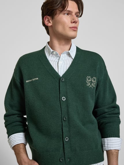 Männermodel trägt Regular Fit Freizeithemd aus Leinen-Baumwoll-Mix Modell 'CAIDEN' von Only & Sons mit Optik:Allover-Muster, Nahaufnahme Oberkörper.