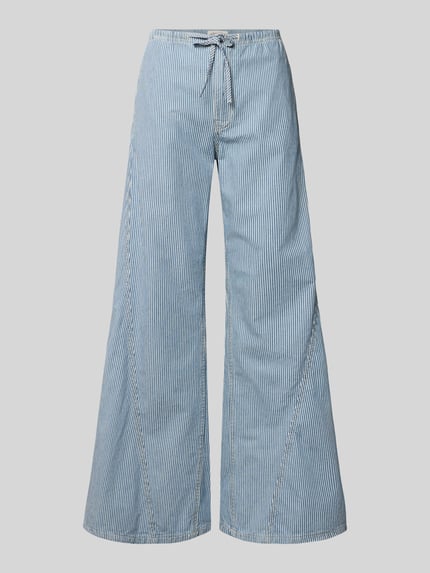 Produktfoto, Jogger Pants mit Bindegürtel und Eingrifftaschen von Guess Jeans aus czystej bawełny, krój wide leg fit, elastyczny pasek, francuskie kieszenie, Szerokość w rozmiarze 27/32: 40 cm, długość wewnętrzna nogawki: 82 cm, pasiasty wzór, niebieskie odcienie, gładka struktura
