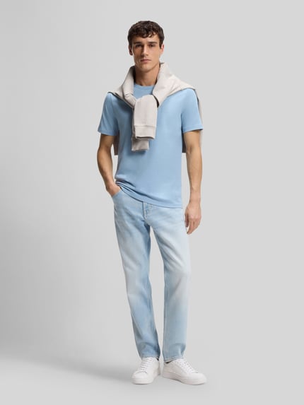 Männermodel trägt Regular Fit T-Shirt aus reiner Baumwolle Modell 'TALES' von BOSS Orange in Optik: Unifarben, Ganzkörperansicht von vorne.