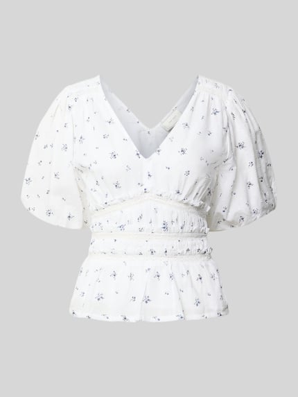 Produktfoto, Regular Fit blouse met opengewerkte borduursels model 'Sapura' van Neo Noir, puur katoen, halflange mouwen, V-hals, witte stof met blauw bloemenmotief, structuur door plooien en stikdetails, context: dames blouse, ruglengte maat 36: 40 cm, mouwlengte maat 36: 29 cm