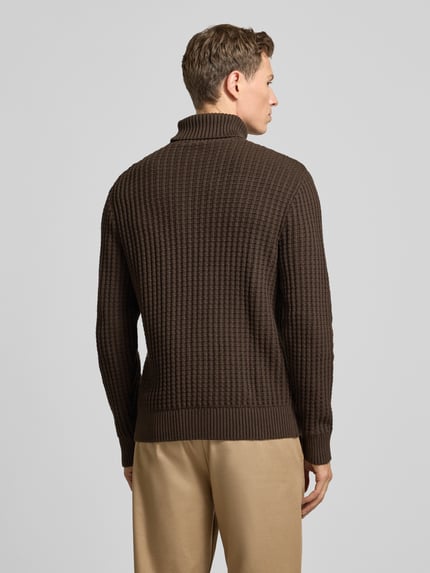 Männermodel trägt Regular Fit Rollkragenpullover in Waffel-Struktur Modell 'TOM' von SELECTED HOMME in bruin, achteraanzicht, bio-katoen, lange mouwen.