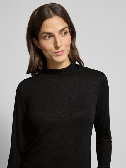 Frauenmodel trägt Longsleeve mit Stehkragen Modell 'Sanba' von Opus, schwarzer Viskose-Mix mit Stretch-Anteil, Slim-Fit, Nahaufnahme Oberkörper. Rückenlänge bei Größe 36: 60 cm.