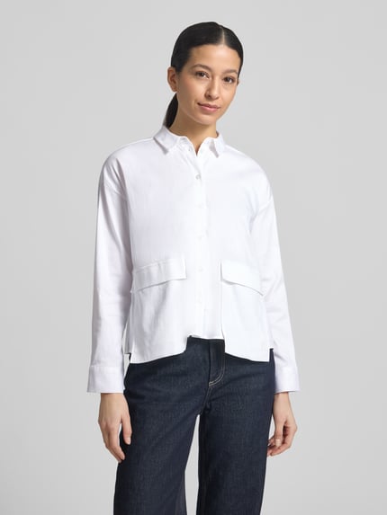 Frauenmodel trägt Regular Fit Bluse mit Pattentaschen von Smith and Soul, Weiß, Baumwoll-Mix, Hemdblusenkragen, Ganzkörperansicht von vorne.