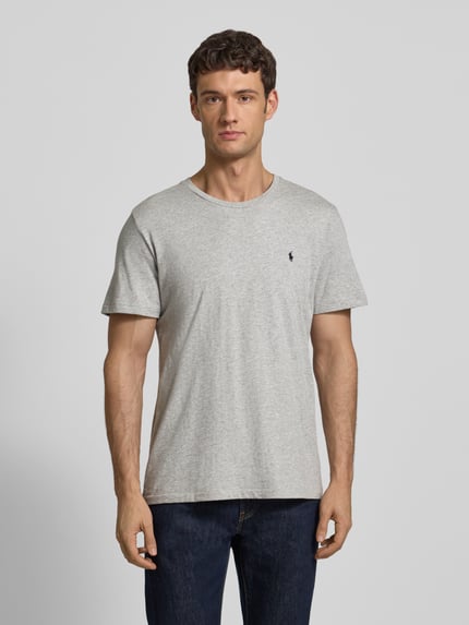 Männermodel trägt T-Shirt mit Logo-Stitching von Polo Ralph Lauren, reine Baumwolle, gerade Passform, Rundhalsausschnitt, Ganzkörperansicht von vorne.