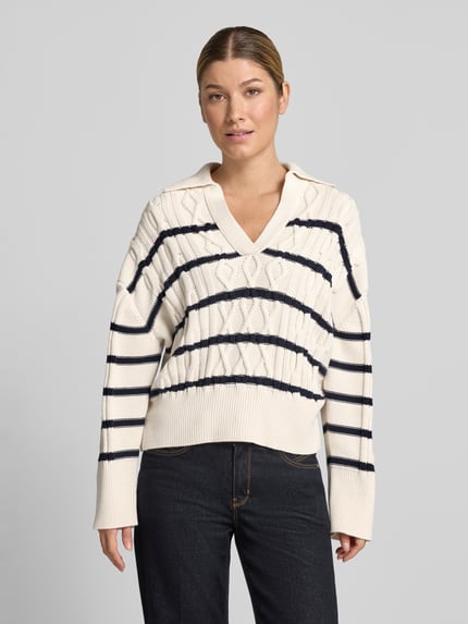 Modelka nosi sweter Relaxed Fit Pullover aus Baumwoll-Mix model 'C_Farboria' od BOSS Orange, kremowy z granatowymi paskami, faktura dzianiny, widok całej sylwetki od przodu.