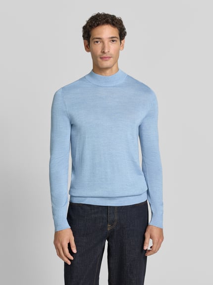 Męski model nosi Regular Fit Turtleneck aus Woll-Mix von Christian Berg Men, jasnoniebieska mieszanka wełny, krój regular fit, prążkowane wykończenia, długi rękaw, długość tyłu 69 cm, długość rękawów 51 cm, bluzka z długim rękawem, widok całej sylwetki od przodu.
