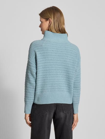 Modelka kobieca nosi Regular Fit Strickpullover mit Mock Neck Kragen Modell 'GLOBE' od Only, jasnoniebieski, dzianina, wygląd jednolity, widok całego ciała z tyłu.