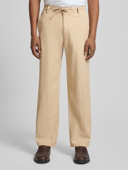 Männermodel trägt Loose Fit Leinenhose mit Tunnelzug Modell 'BRODY' von Selected Homme, Optik: Unifarben, Bio-Baumwoll-Leinen-Mix, Flammgarn, Ganzkörperansicht von vorne.