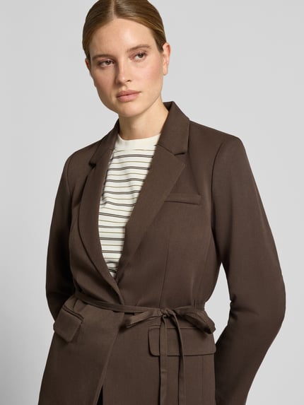 Frauenmodel trägt Regular Fit Blazer mit Bindegürtel Modell 'Kiesa Henrika' von MSCH Copenhagen, braun, Material-Mix, Nahaufnahme Oberkörper.