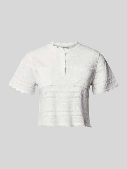 Produktfoto, T-Shirt in Strick-Optik Modell 'Serin' von OH APRIL, Damen T-Shirt aus Baumwoll-Viskose-Mix mit Muschelsaum, Gerader-Schnitt, Kragen mit Knopfleiste, Label-Patch, Brusttaschen, Rückenlänge 42 cm in Größe S, weiße Struktur und feine Muster.