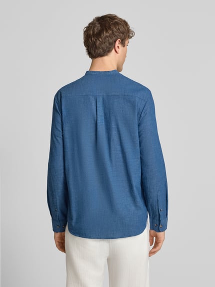 Männermodel trägt Regular Fit vrijetijdsoverhemd uit mix van katoen en linnen van Jack & Jones, model 'SUMMER LINEN BLEND', opstaande kraag, knoopsluiting, ruglengte maat M 75 cm, schouderbreedte 46 cm, mouwlengte 65 cm, effen blauw met zichtbare fijne structuur, geheel in beeld, rugaanzicht