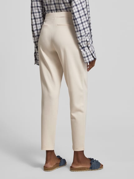 Frauenmodel trägt Sweatpants mit französischen Eingrifftaschen von monari, cremefarben, gerader Schnitt, Material-Mix, Ganzkörperansicht Rückansicht.