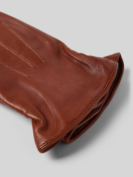 Produktfoto, Handschuhe aus echtem Leder mit Teilungsnähten von Akaroa, braunes Leder, eingefasste Abschlüsse, glatte Textur, Nahaufnahme