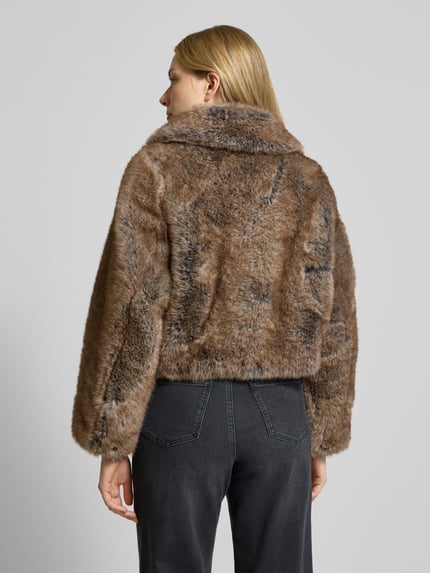 Frauenmodel trägt Jacke aus Kunstfell mit Umlegekragen Modell 'BOLA' von Mango in braunen Tönen, Struktur weich, Ganzkörperansicht Rückansicht. Regular Fit, Rückenlänge 47 cm, Schulterbreite 37 cm, Brustweite 54 cm, Ärmellänge 57 cm.