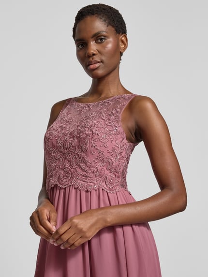 Frauenmodel trägt Abendkleid mit Ziersteinen und Florale-Stickereien von LAONA in Beere, Taillierte Passform, Nahaufnahme Oberkörper.