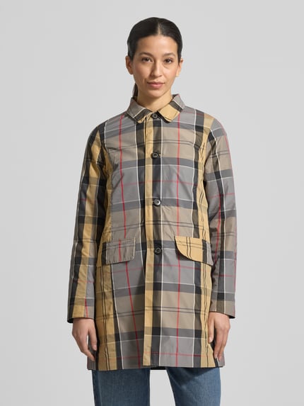 Kobiece modelka nosi Regular Fit Kurtka funkcyjna mi Umlegekragen od Barbour, efekt: jednolity kolor, hydrofobowy, wpuszczane kieszenie, krój regular fit, wykładany kołnierz, listwa guzikowa, długi rękaw, aplikacja z wyhaftowanym logo, kieszeń wewnętrzna, widok całej sylwetki z przodu.
