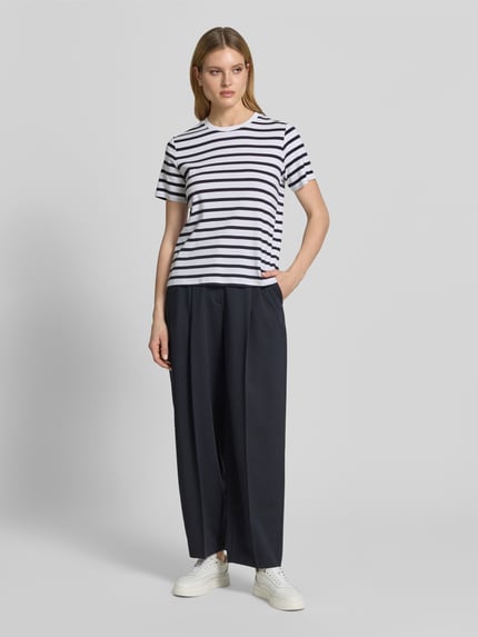 Frauenmodel trägt T-Shirt im Allover-Look mit Rundhalsausschnitt von Comma aus Baumwoll-Elasthan-Mix, Regular-Fit, Ganzkörperansicht von vorne.